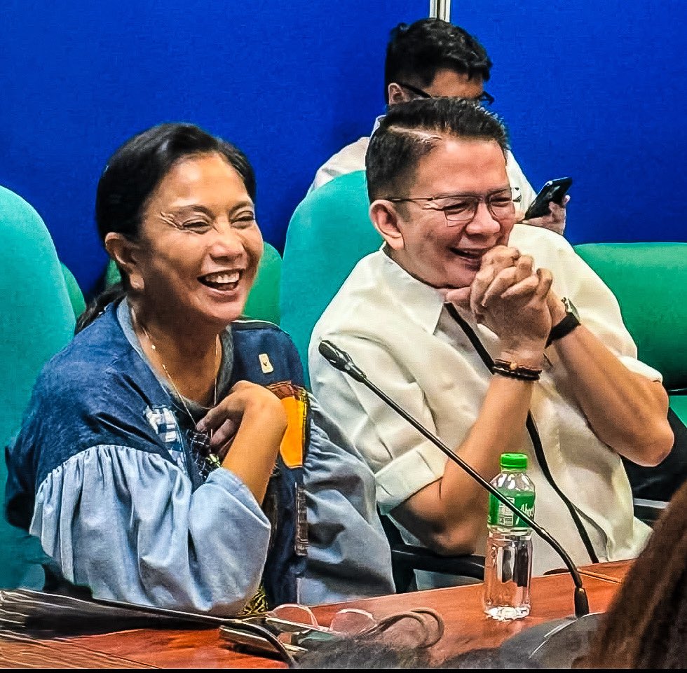“Former VP &amp; Naga City Mayor-elect Leni Robredo accompanies members of Naga’s Liga ng mga Barangay to the Senate for a courtesy call with Senate Prez Chiz Escudero, Senators Raffy Tulfo, Joel Villanueva &amp; Robin Padilla”

#Optics Don’t look at me. I have mixed feelings about this.