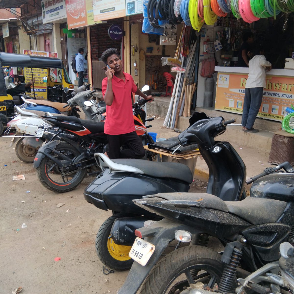 boilanda1's tweet photo. Requesting @MumbaiPolice  @MTPHereToHelp  to take action on this illegal parking on the address given in photo.creating a bottle neck towards flim city leading to unsafety at night @Dev_Fadnavis @mieknathshinde @ravenderwaiker @PritiSatam https://t.co/1oskqej1cE