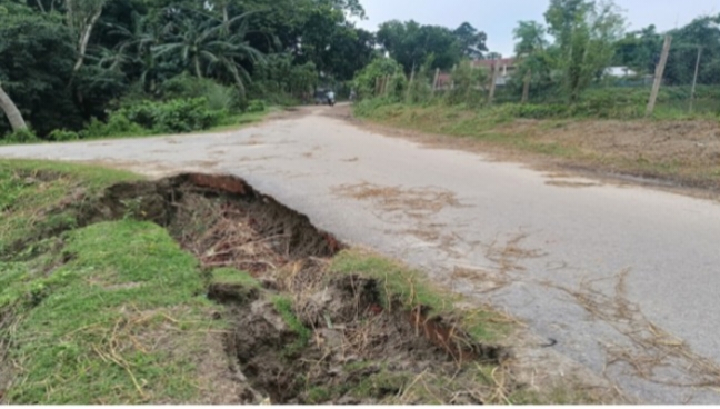 মাদারগঞ্জে বৃষ্টিতে সড়কে ধস, সংযোগ বিচ্ছিন্ন হওয়ার শঙ্কা