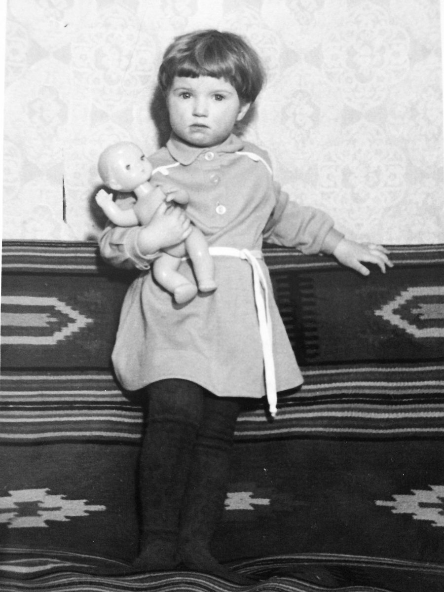 У меня мало детских фотографий. В телефоне есть только одна