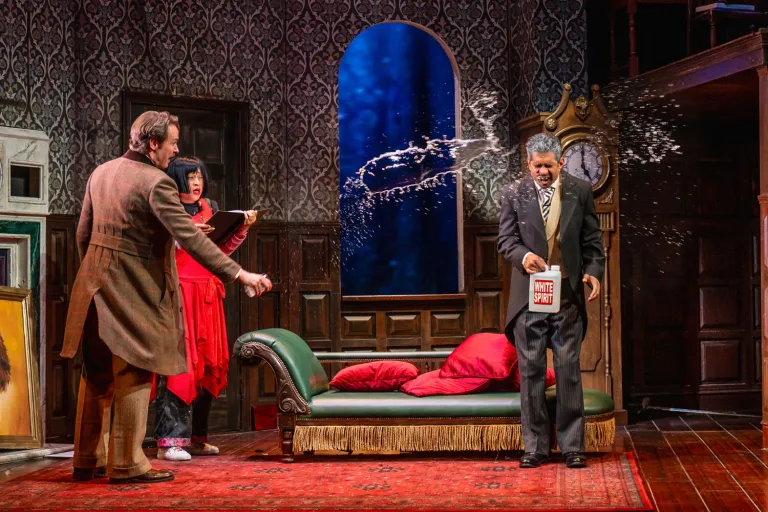 The Play That Goes Wrong celebrates 4001st performance in the West End and releases new photos whatsonstage.com/news/the-play-…