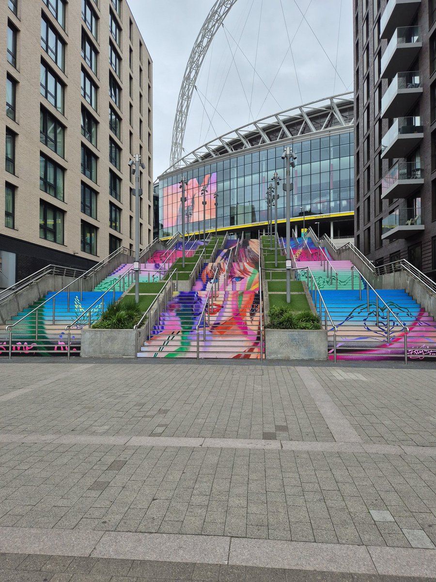 GUYS THE SWIFT STAIRS ARE BACK!!! THIS IS NOT A DRILL!!! TAYLOR SWIFT STAIRS IS BACK AT WEMBLEY!!