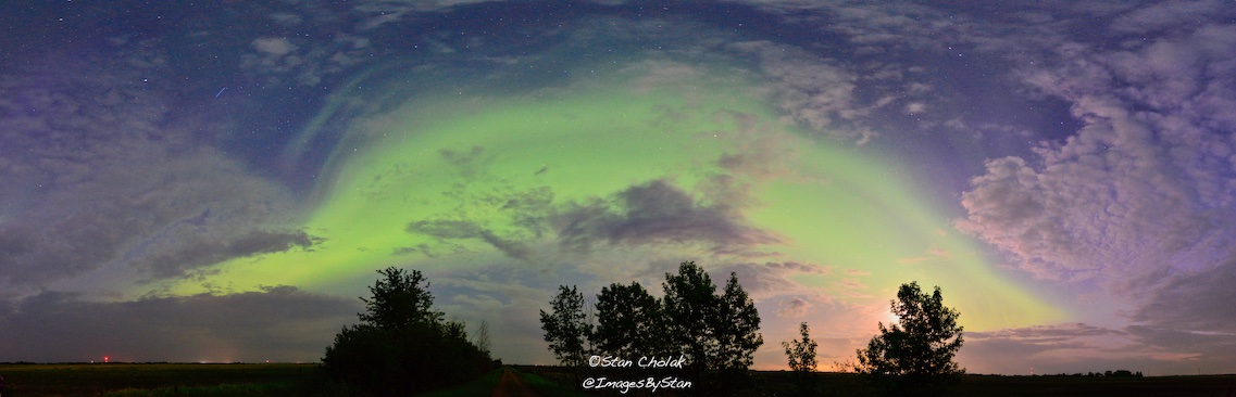 ImagesByStan's tweet image. Tonights clouds were challenging , But fortunately they opened up just enough to capture this 180º pano looking south. @Xhillsblockview @chunder10 @TamithaSkov @CiaraYaschuk @HouckisPokisewx  @EdmontonRASC  @CalgaryRASC @TweetAurora              #Aurora #spaceweather
