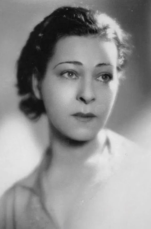 Alla Nazimova was born otd in 1879 in Crimea 💫 

She led a fascinating life, moving to America and becoming one of the biggest stars of the silent movie era.

She’s the inspiration behind my novel Well Behaved Women.

#happybirthday #oldhollywood #sapphic #sewingcircle #histfic