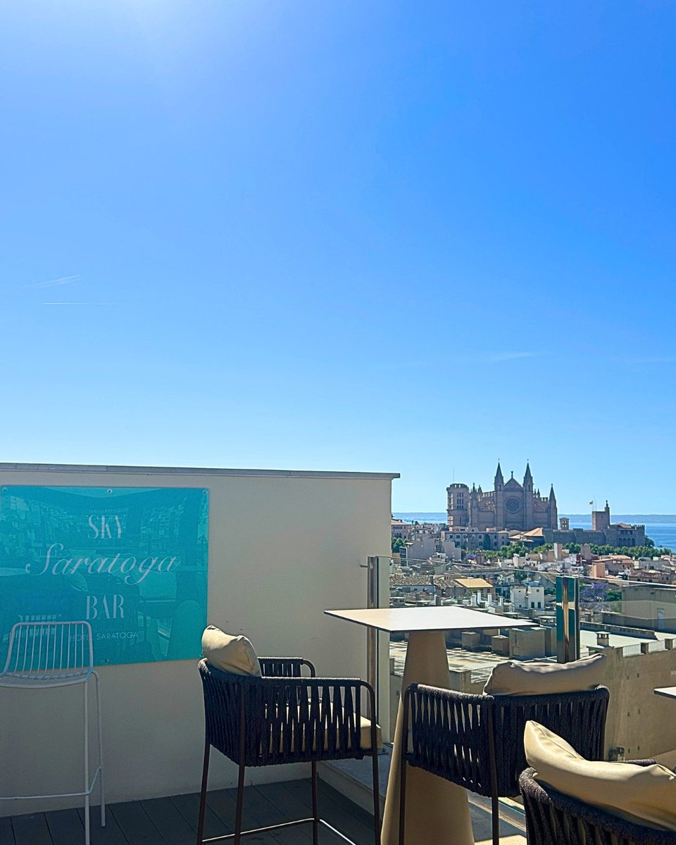 ☀️ Sol, relax y vistas que dejan sin palabras...

📍 Sky Bar del Hotel Saratoga.

#HotelSaratoga  #SkyBarSaratoga  #SunsetVibes  #PalmaDeMallorca  #mallorca #majorcaisland