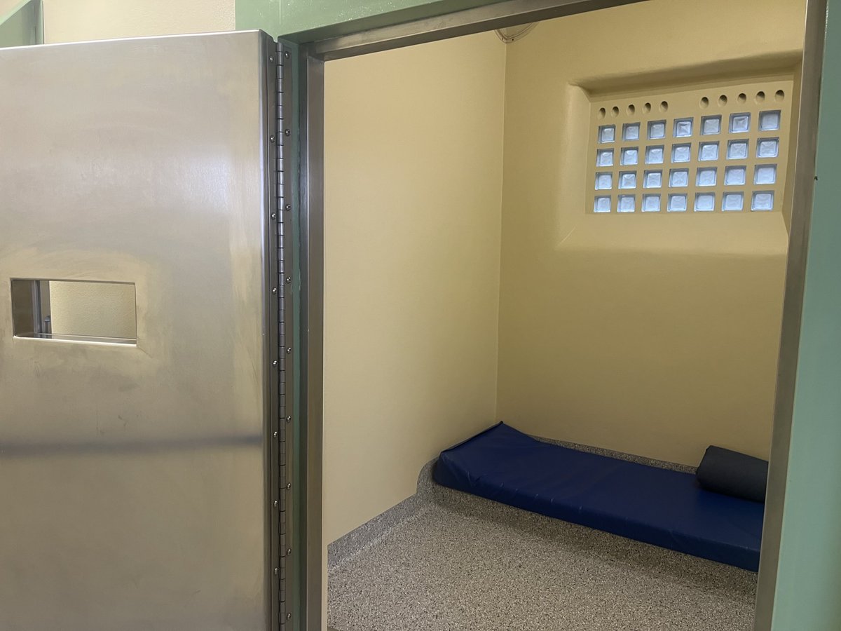 barrycummins12's tweet image. This is cell at Cobh @gardainfo Garda station where Richard Satchwell was held before being charged with murdering his wife Tina. Other image is Richard Satchwell in my car in 2017. Full @RTE_PrimeTime tonight with @Sallyannegodson @RTEOne 9:35pm