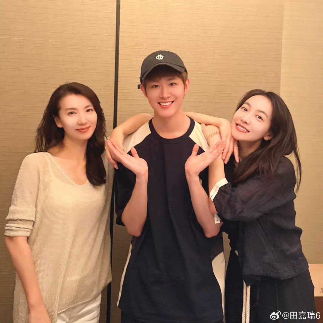 dramapotatoe's tweet photo. #TianJiarui shares new snaps with #VictoriaSong and #ChenHao https://t.co/UsTVcQAAau