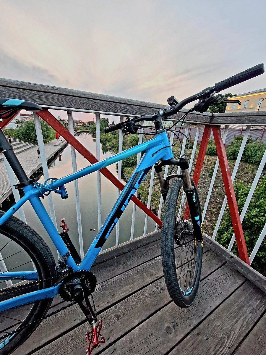 Вчера сильно болела нога, что нормальные люди делают в такой ситуации? Конечно,  идут кататься))