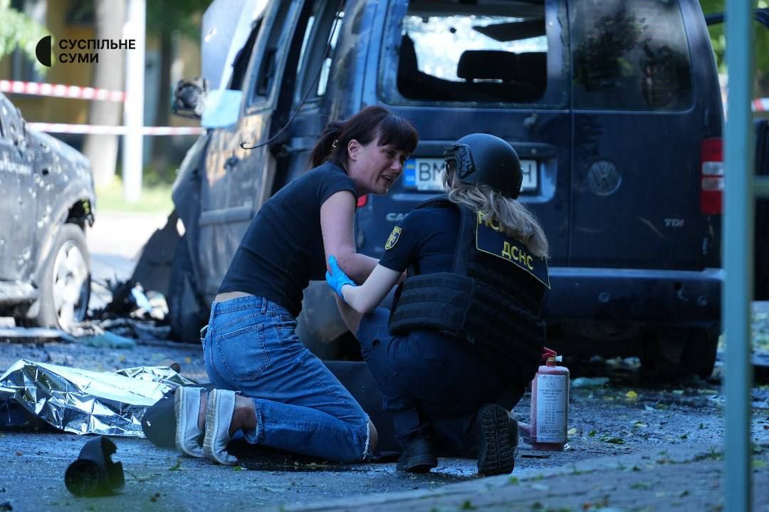 🔴 Russian forces attacked the city center of Sumy, killing three, and injuring at least 20, oncluding four children, Suspilne reports.

📷: Kordon, Suspilne