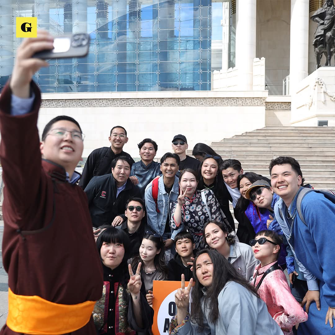 Огцрох Амархан жагсаалын хаалт даруухан болоод өнгөрлөө. Үндэсний дээлээрээ гоёжээ. 
Асар их юмыг туулж, ард нь гарсан залуустаа баярлалаа.