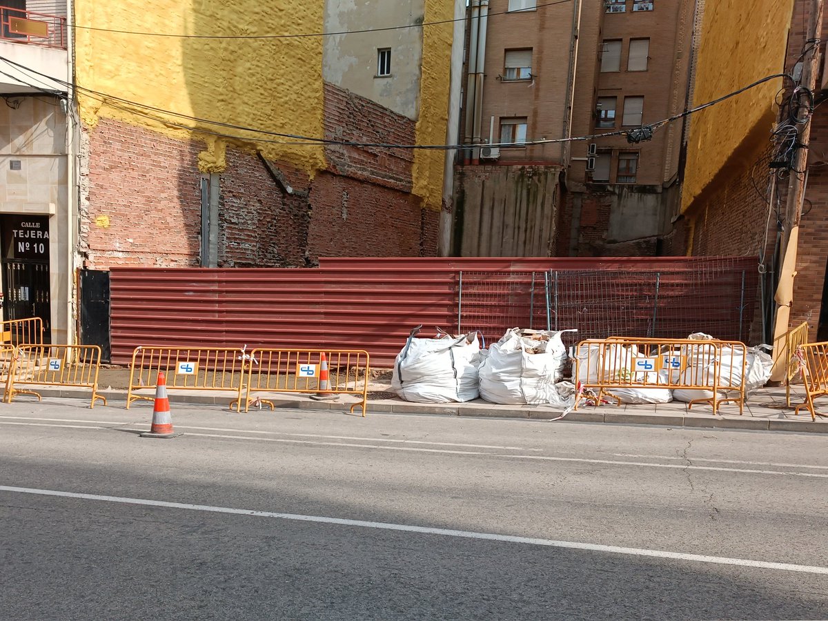 Corrección de la alineación y ampliación de la acera tras el derribo en la calle Tejera. Parte del bordillo quedó destrozado durante las labores.