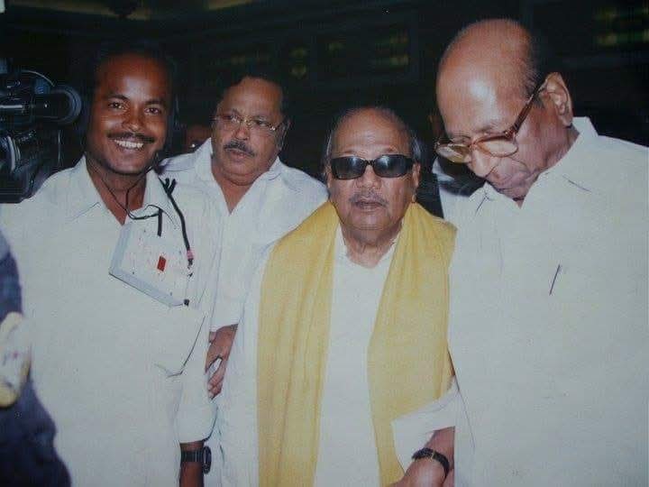 எத்தனையோ வருடங்கள், எத்தனையோ நாட்கள், எத்தனையோ மணி நேரங்கள், எத்தனையோ நிமிடங்கள், எத்தனையோ நொடிகள் என் வாழ்வில் கடந்து போய் இருந்தாலும், இந்த புகைப்படம் கிளிக்கிய அந்த நொடி என்னளவில் பொன்னான தருணம். தமிழகத்தின் நவீன சிற்பியோடு ஒரு கணத்தில் ❤️

His Name is Kalaingar M Karunanidhi,