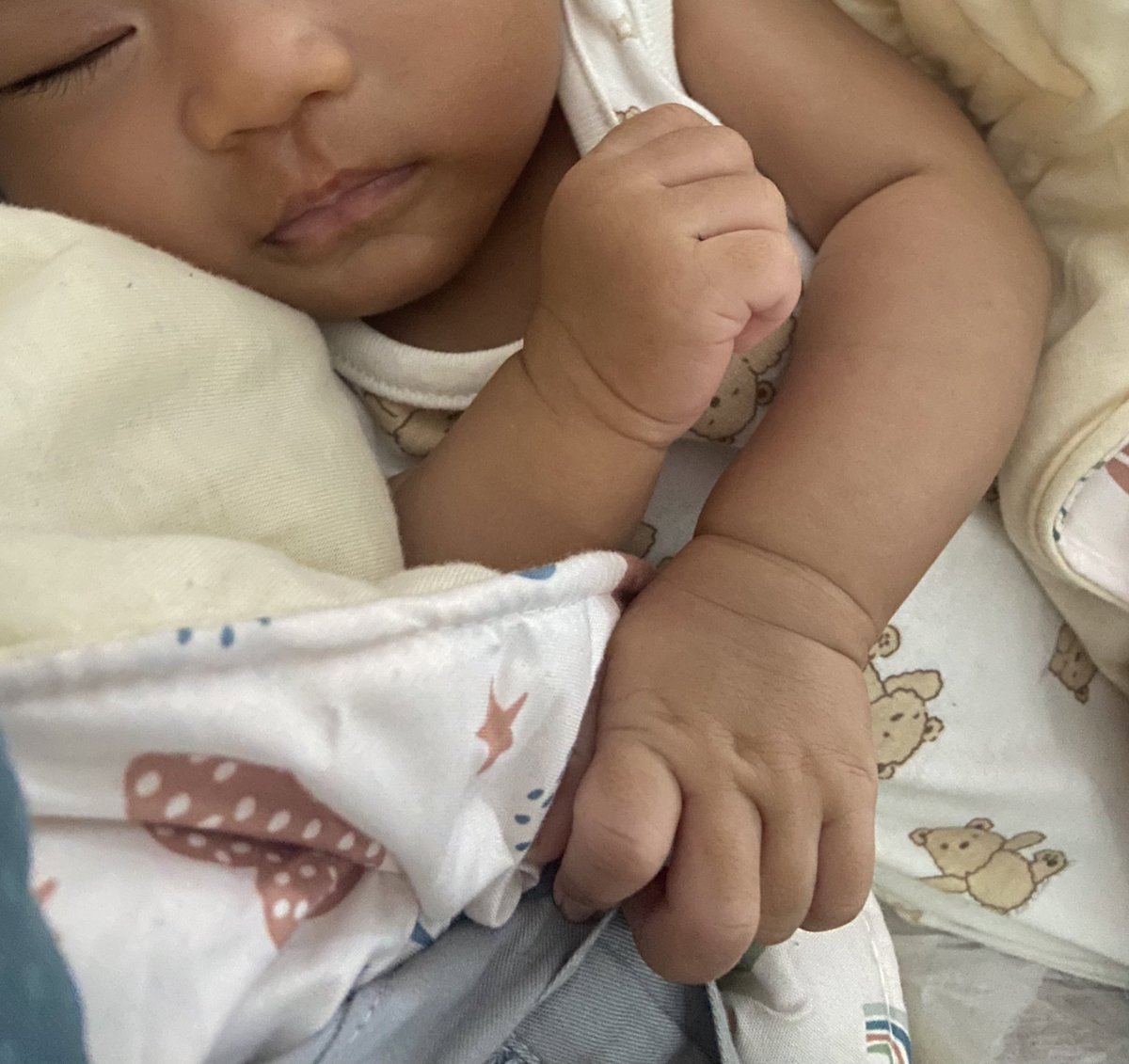 😢🤍🤍😭🤍
gunus bgt pegangin baju ibu