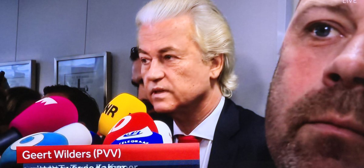 #Wilders is 'n grote kleuter en 'n politieke lafaard. Hij durft geen verantwoordelijkheid te nemen voor lastige besluiten en mijdt lastige vragen. Achter dit foute toneelstukje gaat een amateuristische PVV schuil dat NIETS voor haar kiezers doet. Enkel valse beloften verkondigen