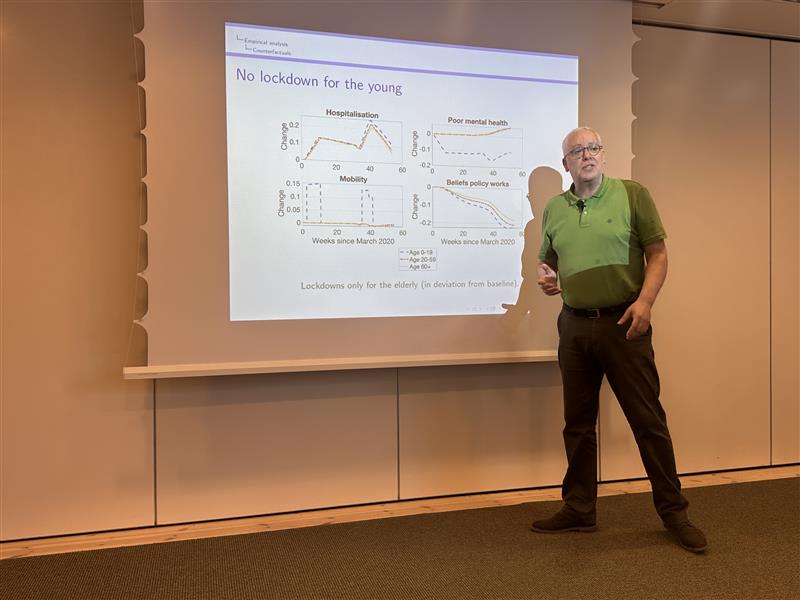 Jameel Institute (@imperial_jameel) on Twitter photo Kicking off Day 2 of the <a href="/umeauniversity/">Umeå University</a> X <a href="/Imperial_Jameel/">Jameel Institute</a>'Workshop on the Economics of Pandemic Preparedness' 🧠📊 with <a href="/RBoucekkine/">Raouf Boucekkine</a> discussing how people update beliefs about containment measures 🦠🧍♂️↔️🧍♀️—and the effects on hospitalisations 🏥 & mental health 🧘♀️🧠 Kicking off Day 2 of the <a href="/umeauniversity/">Umeå University</a> X <a href="/Imperial_Jameel/">Jameel Institute</a>'Workshop on the Economics of Pandemic Preparedness' 🧠📊 with <a href="/RBoucekkine/">Raouf Boucekkine</a> discussing how people update beliefs about containment measures 🦠🧍♂️↔️🧍♀️—and the effects on hospitalisations 🏥 & mental health 🧘♀️🧠