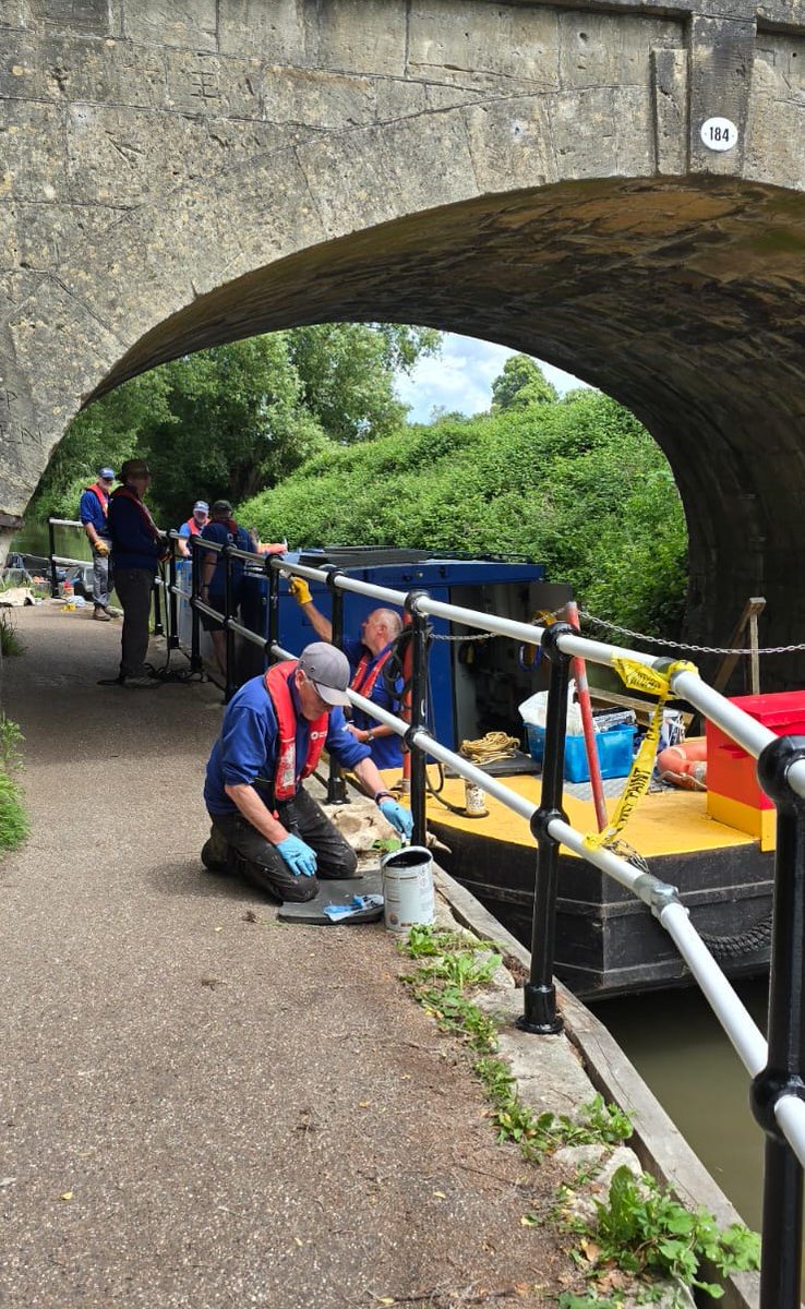 In #VolunteersWeek2025 our hard working #Bath volunteers have painted the railings at  Candy's Bridge No 184 and removed the  tree that was blocking the towpath. Thank you!  🙏 #VolunteerByWater ##KeepCanalsAlive #TuesdayMotivation