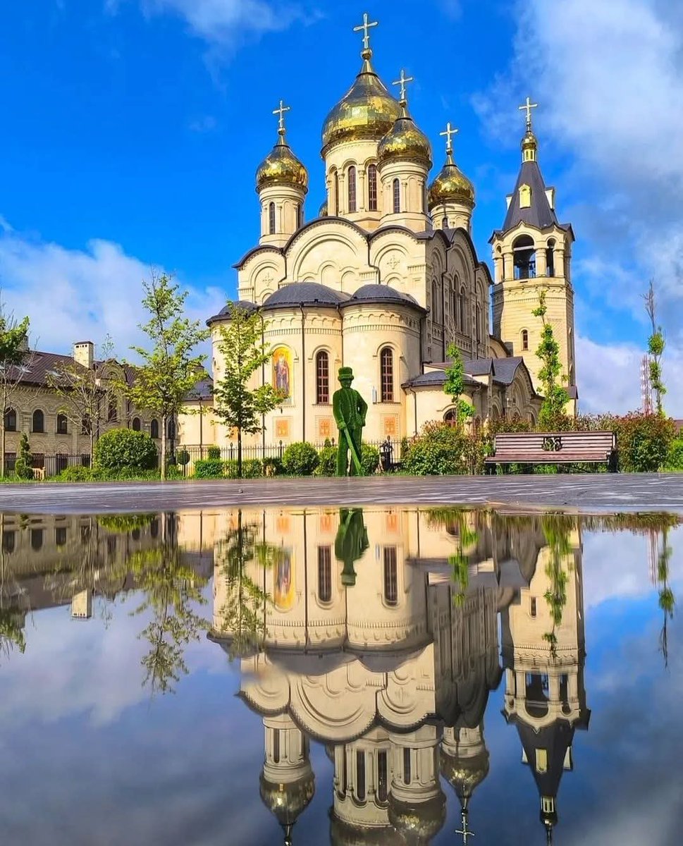 مما أحببت 😍 الانعكاس رائع 
كاتدرائية فلاديمير تأسست عام 2001 ستافروبول 🇷🇺