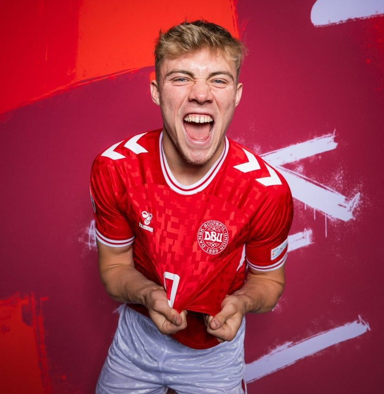 Just Bizarre Tactics (@jbtfooty) on Twitter photo 🚨 | Rasmus Højlund was required to undergo a DOPING test after hitting a shot on target during Denmark’s training session.
(via <a href="/SkySportPL/">Sky Sport Premier League</a>) 🚨 | Rasmus Højlund was required to undergo a DOPING test after hitting a shot on target during Denmark’s training session.
(via <a href="/SkySportPL/">Sky Sport Premier League</a>)