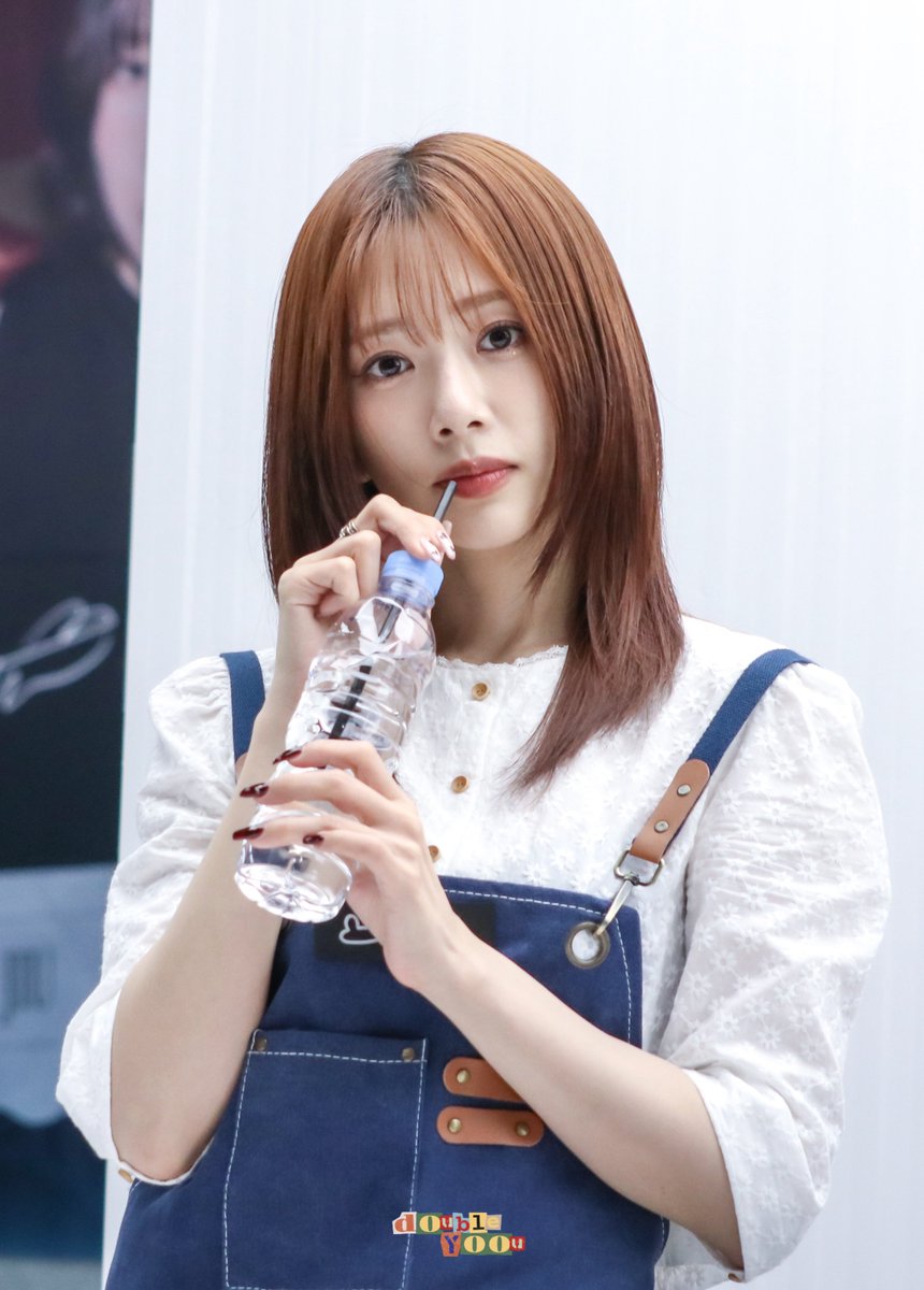 dc_doubleyoou's tweet image. 250531 일일카페🐰

알바생 쥬쥬🩵

#드림캐쳐 #Dreamcatcher
#유아유 #UAU
#지유 #JIU
#Dreamcatcher_UAU