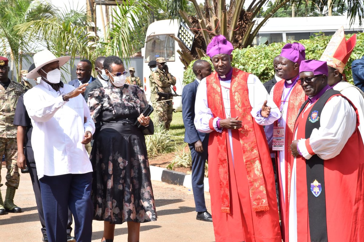 Gamba Mpurire (@radiowestug) on Twitter photo #WestUpdates // Namugongo
Purezidenti <a href="/KagutaMuseveni/">Yoweri K Museveni</a> obwo ashendekyereziibwe omukazi we kandi minisita w'eby'obwegyese, <a href="/JanetMuseveni/">Janet K Museveni</a> yahika ahakijukizo ky'abakuristaayo ahari Namugongo kwetaba ahamikoro y'ekiro ky'abajurizi ba Uganda.
#MartyrsDay2025
📸 Simon Peter Tumwine #WestUpdates // Namugongo
Purezidenti <a href="/KagutaMuseveni/">Yoweri K Museveni</a> obwo ashendekyereziibwe omukazi we kandi minisita w'eby'obwegyese, <a href="/JanetMuseveni/">Janet K Museveni</a> yahika ahakijukizo ky'abakuristaayo ahari Namugongo kwetaba ahamikoro y'ekiro ky'abajurizi ba Uganda.
#MartyrsDay2025
📸 Simon Peter Tumwine