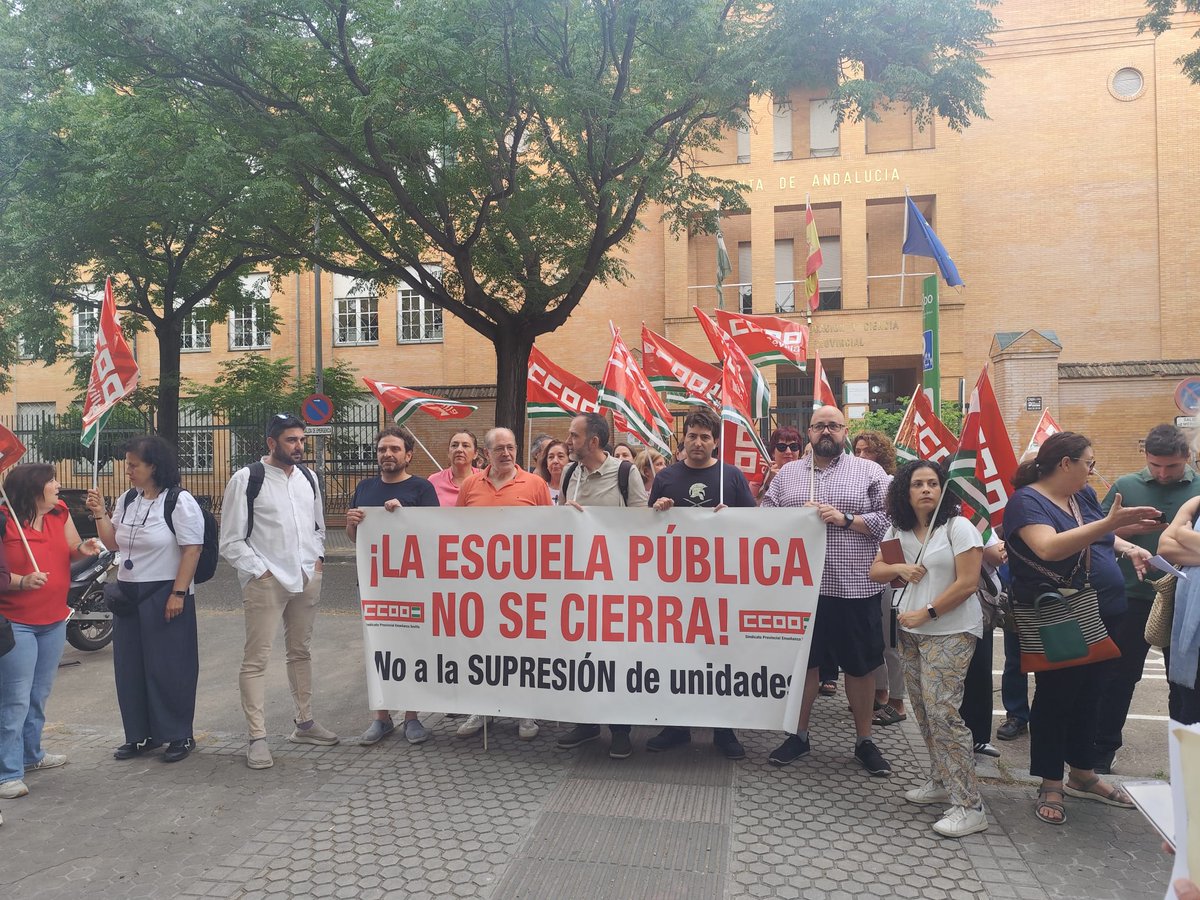 Esta mañana hemos acompañado a la comunidad educativa del CEIP Juan XXIII en la concentración contra el cierre de unidades escolares.

Defender la escuela pública es defender la igualdad de oportunidades. ¡No al cierre de líneas! 📚✊