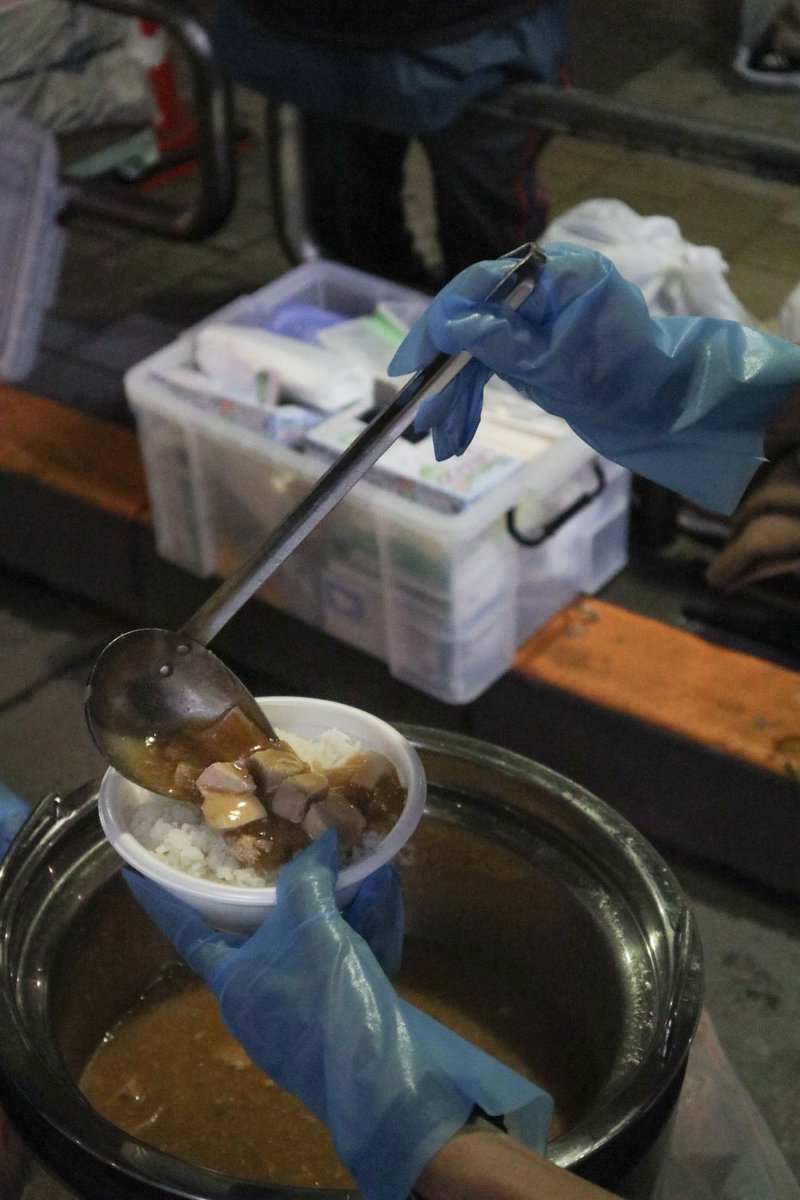 sokai_takidashi's tweet image. 本日の炊き出しは鮪角煮とゴロゴロねぎ大根の和風あんかけ丼

マグロの扱いには自信のある@teppeinobaka1の自信作！
大根とマグロの出汁で優しいあんかけはとても美味しくホッとする味わいに仕上がっております。

本日はテッペイ君が子ども食堂を開催している竹ノ塚「BAR…