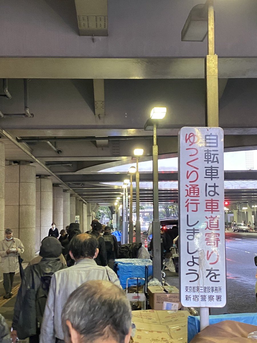 sokai_takidashi's tweet image. 本日の炊き出しは鮪角煮とゴロゴロねぎ大根の和風あんかけ丼

マグロの扱いには自信のある@teppeinobaka1の自信作！
大根とマグロの出汁で優しいあんかけはとても美味しくホッとする味わいに仕上がっております。

本日はテッペイ君が子ども食堂を開催している竹ノ塚「BAR…