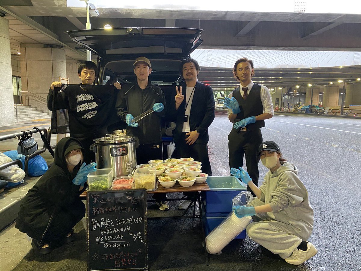 sokai_takidashi's tweet image. 本日の炊き出しは鮪角煮とゴロゴロねぎ大根の和風あんかけ丼

マグロの扱いには自信のある@teppeinobaka1の自信作！
大根とマグロの出汁で優しいあんかけはとても美味しくホッとする味わいに仕上がっております。

本日はテッペイ君が子ども食堂を開催している竹ノ塚「BAR…