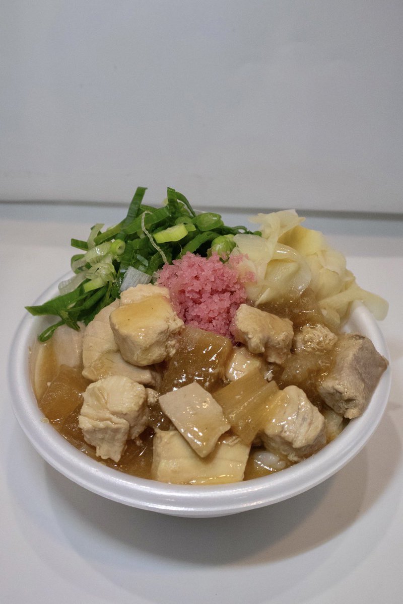 sokai_takidashi's tweet image. 本日の炊き出しは鮪角煮とゴロゴロねぎ大根の和風あんかけ丼

マグロの扱いには自信のある@teppeinobaka1の自信作！
大根とマグロの出汁で優しいあんかけはとても美味しくホッとする味わいに仕上がっております。

本日はテッペイ君が子ども食堂を開催している竹ノ塚「BAR…