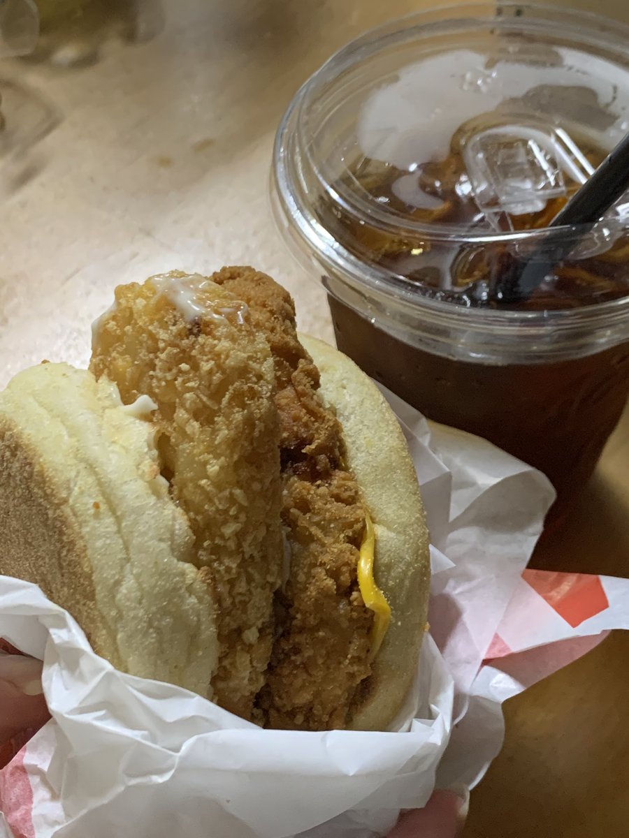 맥모닝은 역시 치킨치즈머핀 + 해시브라운 조합으로 먹는게 최고💕