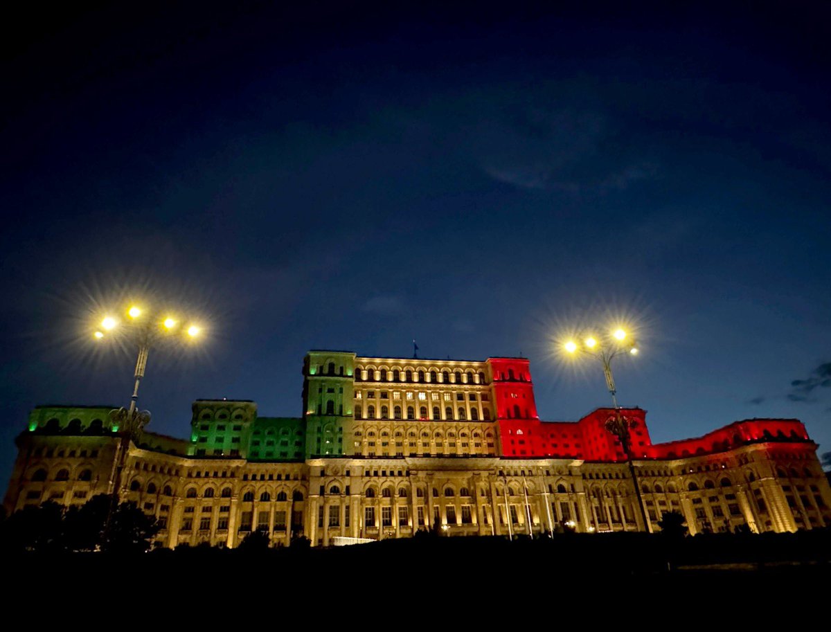 Faţada principală a Palatului Parlamentului, a fost iluminată luni, 2 iunie, în culorile drapelului Italiei, cu ocazia Zilei Naţionale a Republicii Italiene.
Gestul simbolic marchează 79 de ani de la proclamarea Republicii Italiene și reflectă prietenia dintre România și Italia.