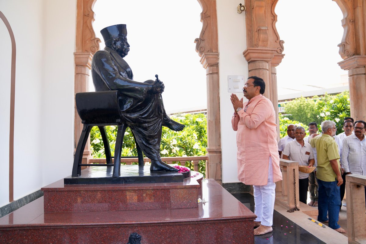 Rajesh Pande (@panderajeshbjp) on Twitter photo рдХреЗрд╢рд╡рдо рд╕реНрдорд░рд╛рдорд┐ рд╕рджрд╛ рдкрд░рдо рдкреВрдЬрдиреАрдпрдоЁЯЪй
рднрд╛рд░рддреАрдп рдЬрдирддрд╛ рдкрд╛рд░реНрдЯреАрдЪреЗ рдХрд╛рд░реНрдпрд╛рдзреНрдпрдХреНрд╖ рдорд╛. рд░рд╡рд┐рдВрджреНрд░рдЬреА рдЪрд╡реНрд╣рд╛рдг рдпрд╛рдВрдЪреНрдпрд╛ рд╕рдорд╡реЗрдд рдирд╛рдЧрдкреВрд░ рдпреЗрдереЗ рд░реЗрд╢реАрдордмрд╛рдЧреЗрд▓рд╛ рднреЗрдЯ рджреЗрдд рд░рд╛рд╖реНрдЯреНрд░реАрдп рд╕реНрд╡рдпрдВрд╕реЗрд╡рдХ рд╕рдВрдШрд╛рдЪреЗ рд╕рдВрд╕реНрдерд╛рдкрдХ рдЖрдгрд┐ рдЖрджреНрдп рд╕рд░рд╕рдВрдШрдЪрд╛рд▓рдХ рдкреВрдЬрдиреАрдп рдбреЙ. рдХреЗрд╢рд╡ рдмрд│реАрд░рд╛рдо рд╣реЗрдбрдЧреЗрд╡рд╛рд░рдЬреА рдЖрдгрд┐ рджреНрд╡рд┐рддреАрдп рд╕рд░рд╕рдВрдШрдЪрд╛рд▓рдХ рдкреВрдЬрдиреАрдп рдЧреЛрд│рд╡рд▓рдХрд░ рдЧреБрд░реБрдЬреА рдпрд╛рдВрдЪреНрдпрд╛ рдХреЗрд╢рд╡рдо рд╕реНрдорд░рд╛рдорд┐ рд╕рджрд╛ рдкрд░рдо рдкреВрдЬрдиреАрдпрдоЁЯЪй
рднрд╛рд░рддреАрдп рдЬрдирддрд╛ рдкрд╛рд░реНрдЯреАрдЪреЗ рдХрд╛рд░реНрдпрд╛рдзреНрдпрдХреНрд╖ рдорд╛. рд░рд╡рд┐рдВрджреНрд░рдЬреА рдЪрд╡реНрд╣рд╛рдг рдпрд╛рдВрдЪреНрдпрд╛ рд╕рдорд╡реЗрдд рдирд╛рдЧрдкреВрд░ рдпреЗрдереЗ рд░реЗрд╢реАрдордмрд╛рдЧреЗрд▓рд╛ рднреЗрдЯ рджреЗрдд рд░рд╛рд╖реНрдЯреНрд░реАрдп рд╕реНрд╡рдпрдВрд╕реЗрд╡рдХ рд╕рдВрдШрд╛рдЪреЗ рд╕рдВрд╕реНрдерд╛рдкрдХ рдЖрдгрд┐ рдЖрджреНрдп рд╕рд░рд╕рдВрдШрдЪрд╛рд▓рдХ рдкреВрдЬрдиреАрдп рдбреЙ. рдХреЗрд╢рд╡ рдмрд│реАрд░рд╛рдо рд╣реЗрдбрдЧреЗрд╡рд╛рд░рдЬреА рдЖрдгрд┐ рджреНрд╡рд┐рддреАрдп рд╕рд░рд╕рдВрдШрдЪрд╛рд▓рдХ рдкреВрдЬрдиреАрдп рдЧреЛрд│рд╡рд▓рдХрд░ рдЧреБрд░реБрдЬреА рдпрд╛рдВрдЪреНрдпрд╛