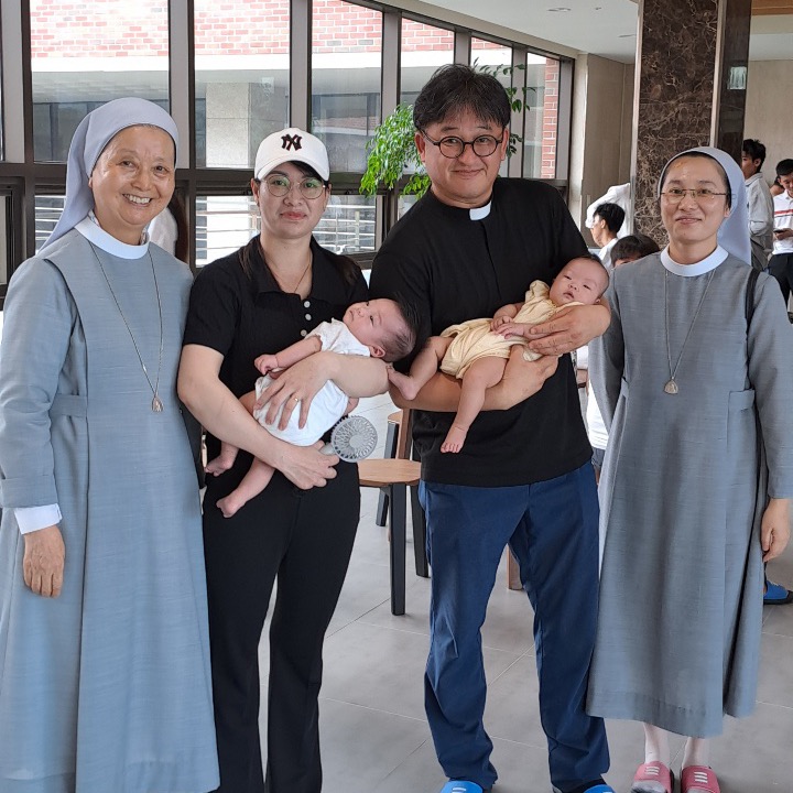 In South Korea, undocumented children often can't access basic healthcare.
“If a baby becomes seriously ill, there may be no hope at all,” says Fr. Miguel.
The Wings of Hope project helps cover medical costs for children under 6.
 bit.ly/42xNf4W
#StandWithRefugees