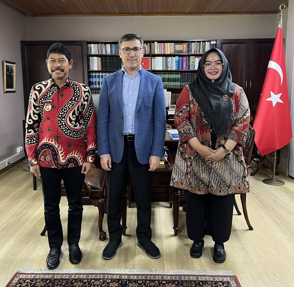 Doğu Kalimantan Yerel Yönetimi temsilcileri ile karşılıklı yatırım ve ticaret imkanlarına ilişkin verimli bir görüşme gerçekleştirdik.