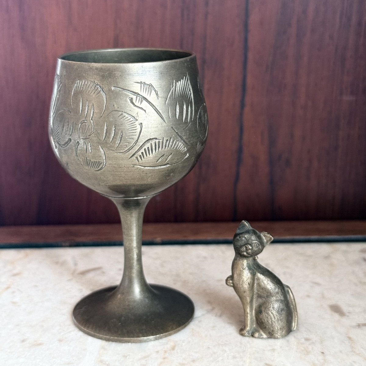 お土産シリーズその2
タクシーの運転手さんに連れて行ってもらったヴィンテージショップで出会ったゴブレットと、街のお土産屋さんで出会った真鍮のネコ🐈‍⬛