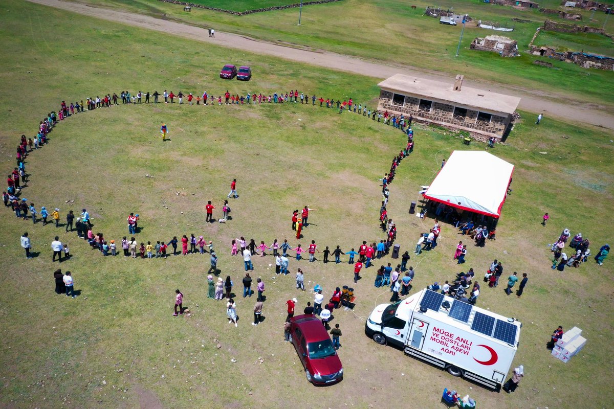 Gökyüzüne en yakın yerde, yüreklerimize en çok dokunan anlardan biri…🌙

Ağrı'nın Diyadin ilçesinde, yüksek rakımlı Çoban Yaylası'nda göçer ailelerimizi ve çocuklarımızı bayram öncesi yalnız bırakmadık.

Kimi zaman bir dondurma, kimi zaman bir uçurtma... Ama en çok da sıcak bir