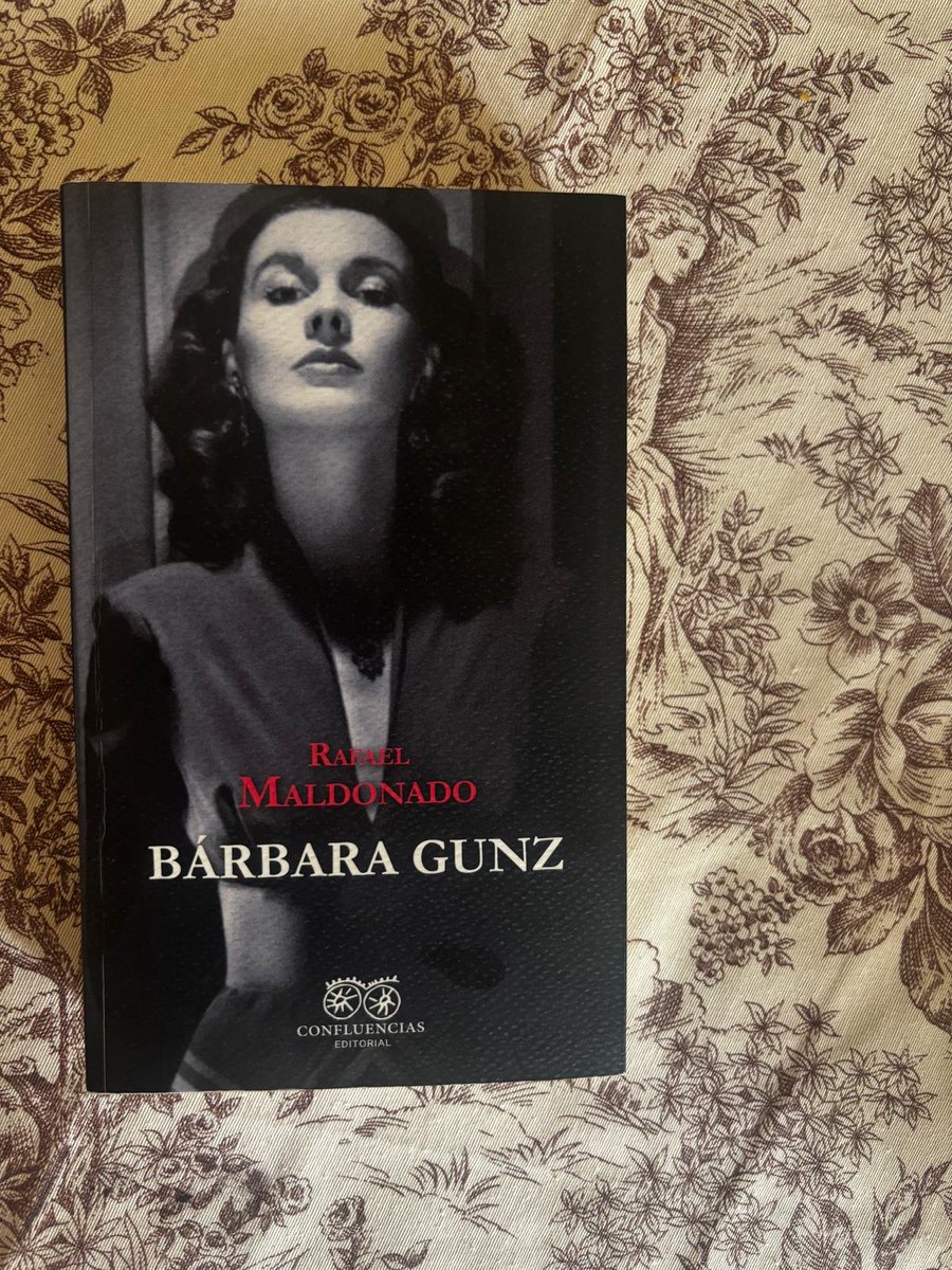 Se dirá con razón que no soy objetivo, pero esta novela es impresionante. Lo tiene todo: trama, atmósfera, personajes fuertes y llenos de matices, y gran estilo narrativo. He estado unas noches entre el Madrid y Majer (territorio mítico del autor) de la guerra y la posguerra.