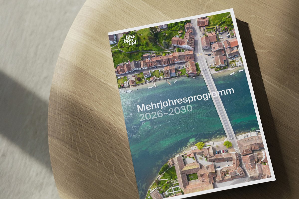 Mehr als eine Million Verletzte pro Jahr sind zu viel. Mit ihrem Mehrjahresprogramm 2026-2030 stellt die BFU die Weichen für weniger Unfälle, indem sie konkrete und gezielte Massnahmen zur Senkung der Zahl der schweren und tödlichen Unfälle vorstellt. scom.ly/aY8vEGa