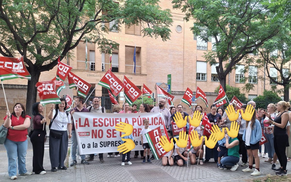 Docentes, laborales y madres y padres del CEIP Juan XXIII  han gritado hoy con todas sus fuerzas porque no toquen sus unidades públicas. La lucha es el único camino.
#SomosLaEscuelaPública