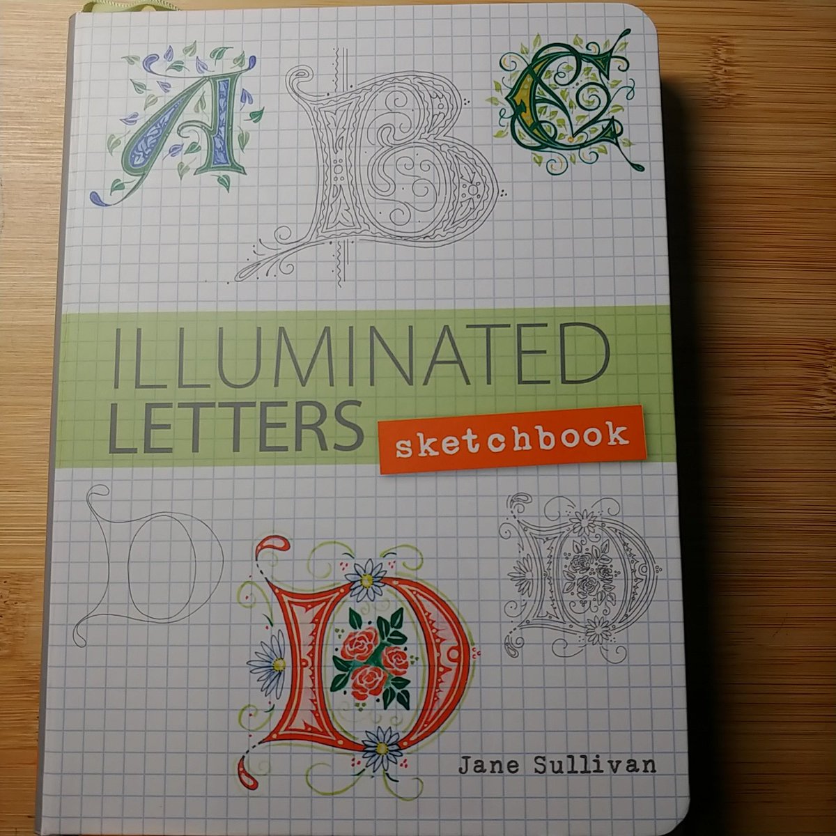 Ca5fli4S's tweet image. 装飾文字の描き方が学べる洋書を買いました。📕

ワークシートやドリルのようにお手本の隣に描き込めるので便利です。🐰

大文字のIの装飾文字に色を塗ってみました。✒️🎨

#装飾文字　#ロゴ　#illuminatedletter #洋書