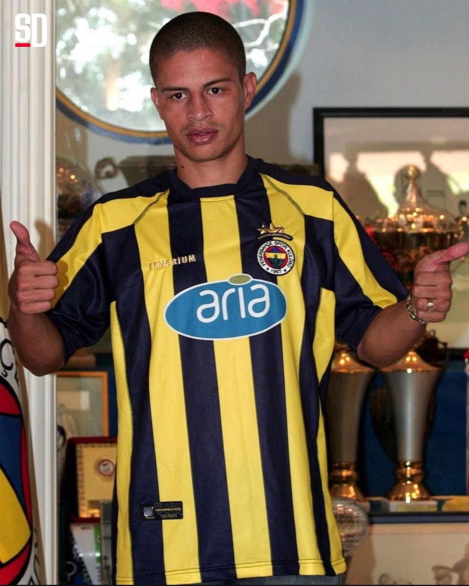 SportsDigitale's tweet image. 21 yıl önce bugün | Alex de Souza, Fenerbahçe&apos;de.

🏆 Süper Lig x3
🏆 Türkiye Kupası
🏆 Türkiye Süper Kupa x2
👑 Süper Lig Gol Kralı x2
👑 Şampiyonlar Ligi Asist Kralı
👑 Türkiye Ligi Asist Kralı ×4
🆚 344 maç
⚽ 171 gol
🎯 144 asist