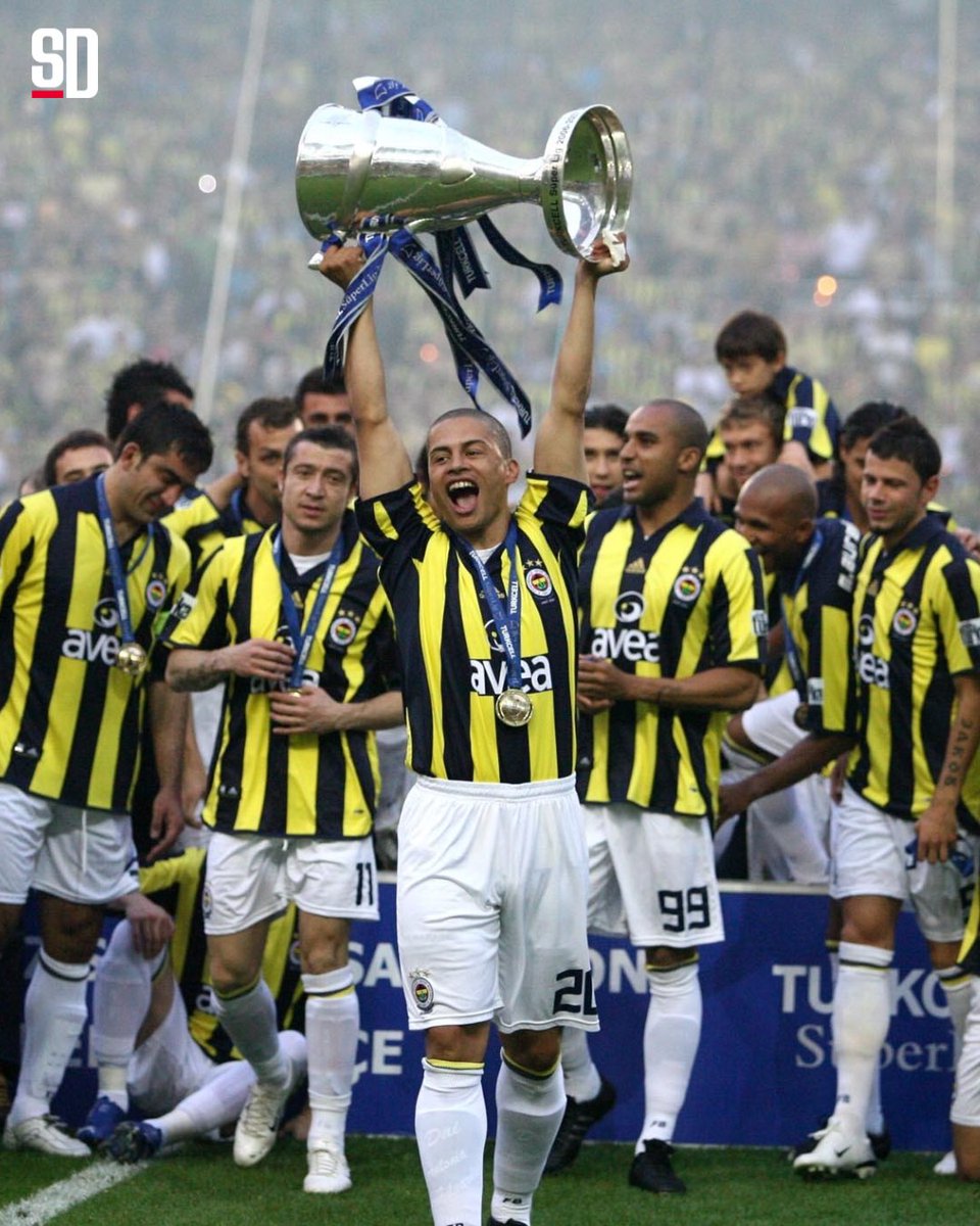 SportsDigitale's tweet image. 21 yıl önce bugün | Alex de Souza, Fenerbahçe&apos;de.

🏆 Süper Lig x3
🏆 Türkiye Kupası
🏆 Türkiye Süper Kupa x2
👑 Süper Lig Gol Kralı x2
👑 Şampiyonlar Ligi Asist Kralı
👑 Türkiye Ligi Asist Kralı ×4
🆚 344 maç
⚽ 171 gol
🎯 144 asist