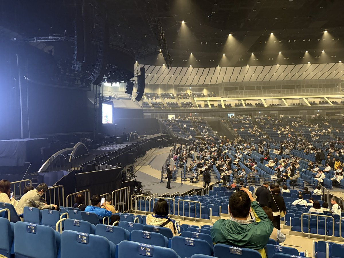 夢✨叶って竹内まりやLIVE、キャンセル待ちって言うのか２次募集なのか、『注釈付指定席』ってシートが当たりました😭
なんと、ステージサイドの全然肉眼で見えちゃう位置です✨
まだ開演まで1時間あるのに、もう何回も込み上げて来てます😭😭😭
（大丈夫💦グッズのハンドタオル買いました😉）