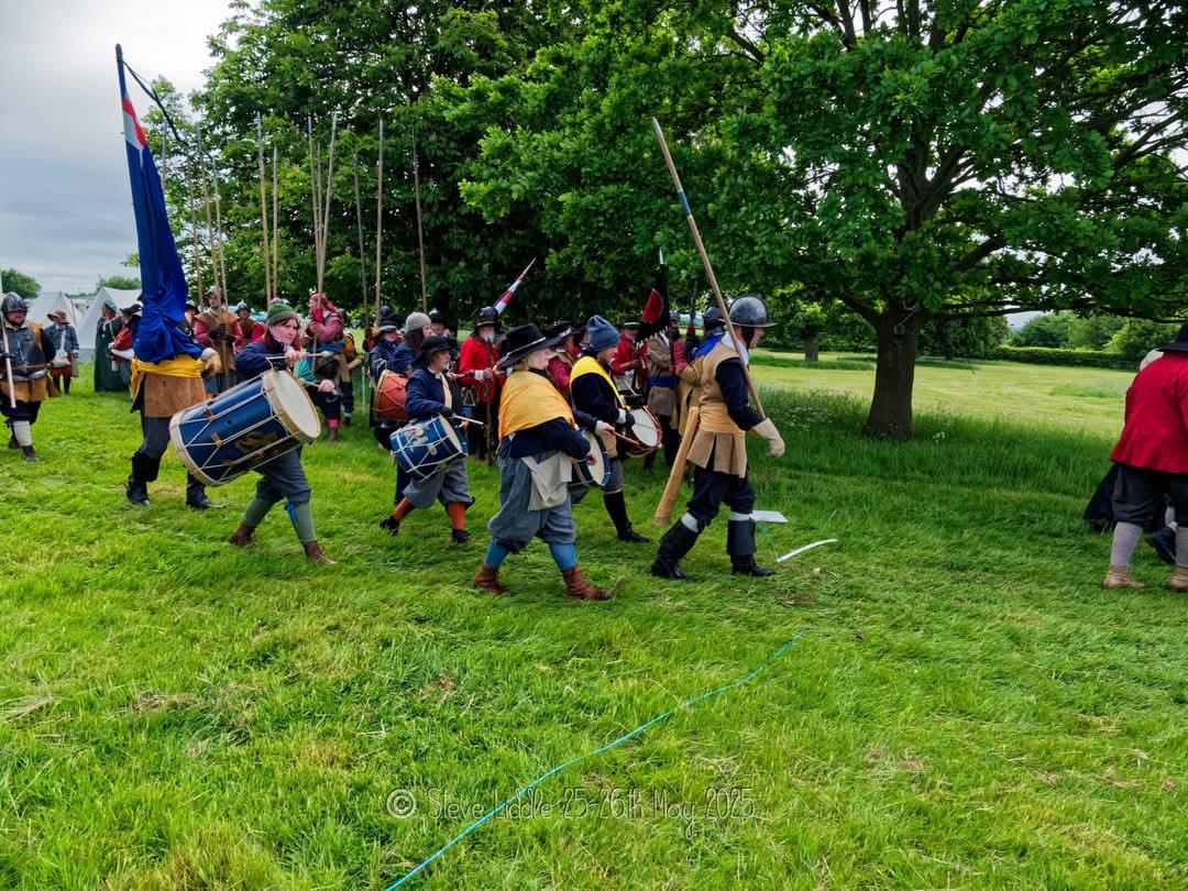 saye_and_seles's tweet photo. It's a bit late, but we had another great muster at Lamport Hall 🥁
#lamporthall #pikemen #Drummers
#thesealedknot #civilwar #reenactment https://t.co/fL4LtFzUuO