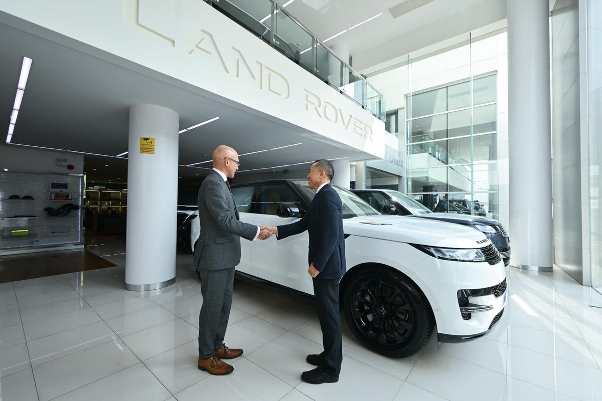markgooding's tweet photo. The future of trade is digital. Celebrating the successful vehicle shipment from UK to Jaguar Land Rover #Thailand using trade digitalisation, showing:

✅ 55% faster shipment processing 
🌱 90% reduction in data footprint and CO₂ emissions 
📈 9x increase in staff productivity https://t.co/z2QbQ78aLX