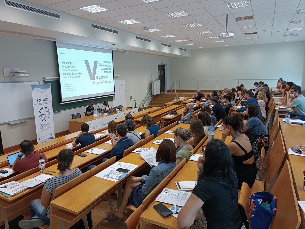 SOCIAL(S) (@socialsuv) on Twitter photo Continuamos con la conferencia inaugural a cargo de la prof. Nancy Palacios de <a href="/FacuEducacion/">Facultad Educación | Uniandes</a>: "Memorias: presencias y ausencias en la Cátedra de estudios Afrocolombianos" #VRepensarDCS #INCLUCOM 🖼️🌎
Presenta y modera: David Parra 👨🏻🏫 Continuamos con la conferencia inaugural a cargo de la prof. Nancy Palacios de <a href="/FacuEducacion/">Facultad Educación | Uniandes</a>: "Memorias: presencias y ausencias en la Cátedra de estudios Afrocolombianos" #VRepensarDCS #INCLUCOM 🖼️🌎
Presenta y modera: David Parra 👨🏻🏫