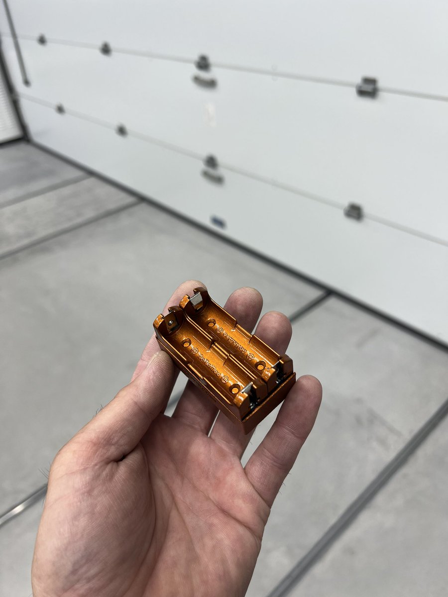 m6fk8t0qYs5YivR's tweet photo. 今晩は😊先輩からのオススメの放電機❗️安くてコンパクトで良い😄👌少しかえた所は色を塗ってオレンジにして忘れない様に分かりやすい色にした😁また武器を手に入れて嬉しい😄
#NOIRRACINGLAB https://t.co/Qt8R6mmQSs