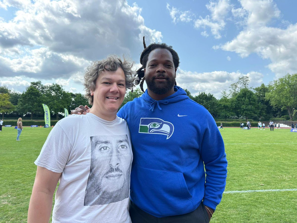 Andreas Ernst (@andiernst) on Twitter photo Mein Arbeitshöhepunkt heute hatte ausnahmsweise nichts mit #S04 zu tun, es war ein Interview mit <a href="/Seahawks/">Seattle Seahawks</a>-Legende und Super-Bowl-Sieger Michael Bennett. Mein Arbeitshöhepunkt heute hatte ausnahmsweise nichts mit #S04 zu tun, es war ein Interview mit <a href="/Seahawks/">Seattle Seahawks</a>-Legende und Super-Bowl-Sieger Michael Bennett.