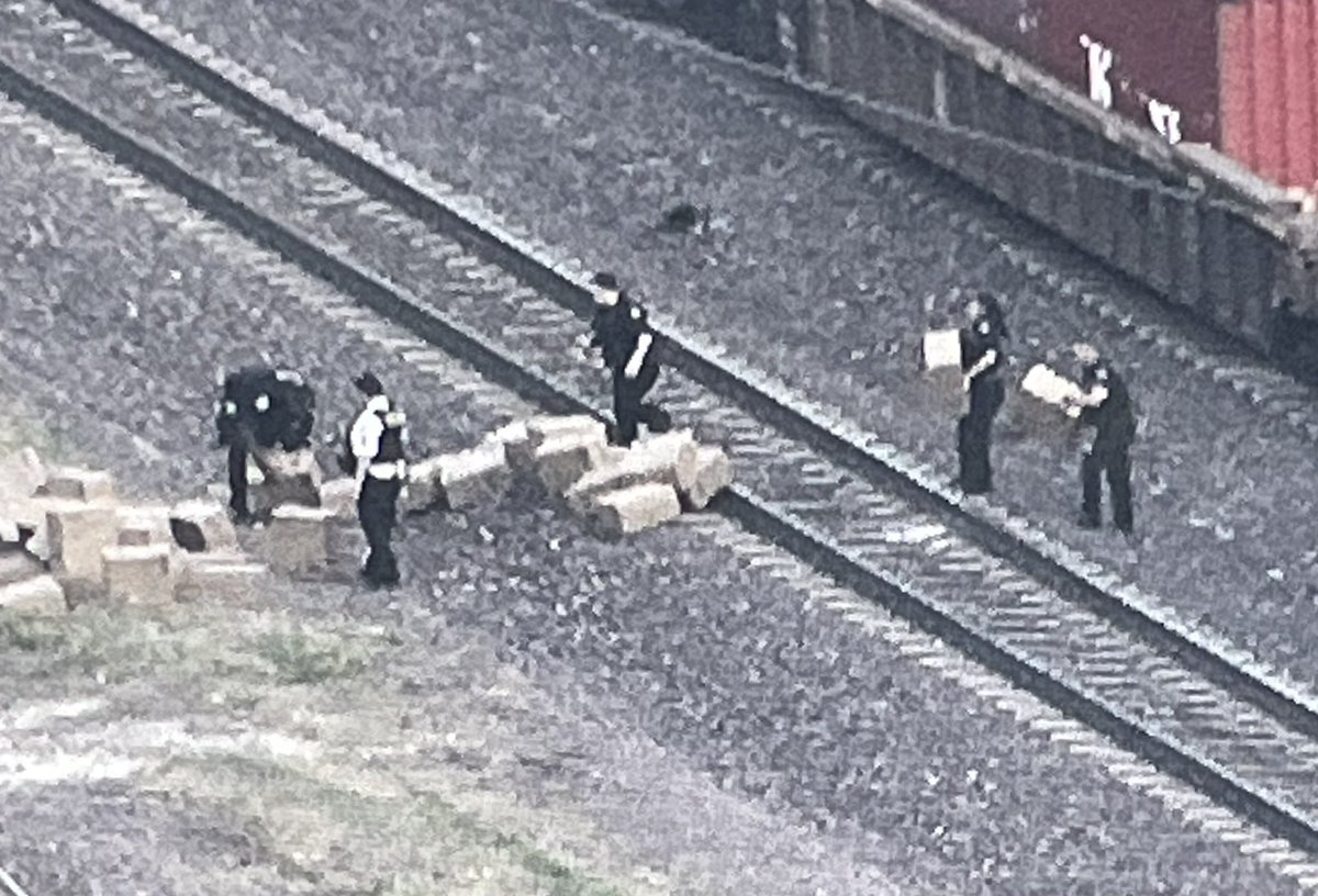 KrisHabermehl's tweet image. METRA UP-W Line service is temporarily stopped either side of Bellwood as police deal with a burglary to a stopped stack train. Once again, steel shipping containers have been breached &amp;amp; merchandise accessed. No word of any arrests here. More at cbsnews.com/chicago/live