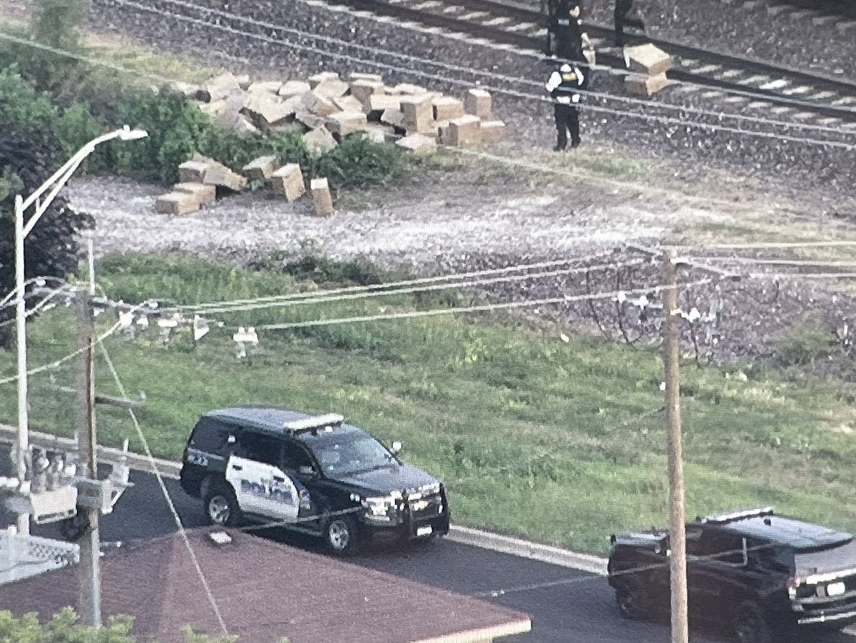 KrisHabermehl's tweet image. METRA UP-W Line service is temporarily stopped either side of Bellwood as police deal with a burglary to a stopped stack train. Once again, steel shipping containers have been breached &amp;amp; merchandise accessed. No word of any arrests here. More at cbsnews.com/chicago/live